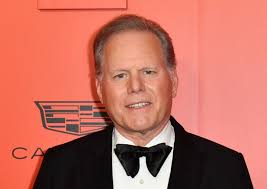 Warner Bros: per il Ceo un compenso da 50 milioni di dollari, ma perdite  per 400