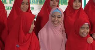 Dikenal kalem, tak disangka nissa sabyan punya kebiasaan mem4lukan yang tidak diketahui oleh publik. Oki Setiana Dewi Buka Sekolah Gratis Khusus Santri Okezone Celebrity