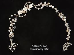 Astfel am ajuns să avem probabil cea mai bogată gamă de articole decorative și accesorii pentru florării din țară, începând de la cutii pentru flori, ambalaje pentru flori, role, panglici, coșuri, ceramică, ghivece, flori artificiale, flori și plante uscate. Accesorii Coronite Mireasa Accesorii Par Mireasa By Niko ÙÙŠØ³Ø¨ÙˆÙƒ