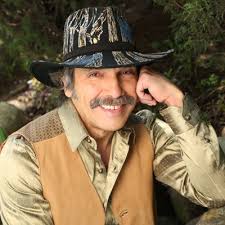 Bendito sea el sábado, estoy disfrutando un montón de estos días 🙌🏻🙌🏻  Esta canción en particular sale en la serie Narcos: Mexico, ¿La han visto?