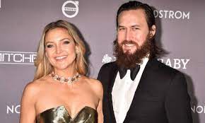 Dressed in a sheer red gown from valentino's resort collection, hudson ditched her bra and. Kate Hudson S Unusual Living Situation With Boyfriend Revealed And Goldie Hawn Is Involved Hello