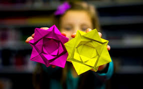 Verkäufer aus dem ausland können ihnen artikel regulär über einen internationalen versandservice zuschicken. Origami Blume Falten Anleitung 7 Ideen Fur Einfache Blumen Aus Papier