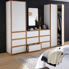 Pleine de modernité, cette armoire dressing design est parfaite pour créer une ambiance branchée dans votre intérieur. Un Dressing Blanc Et Bois Pour La Chambre Joli Place