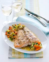 Disponete metà delle cipolle su un grande piatto, mettetevi sopra il salmone in un unico strato e ricoprite con il resto delle cipolle. Salmone Al Forno La Ricetta Sale Pepe