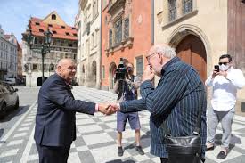 Společně prožili krásné i těžké časy, mají dva syny a tři vnoučata. Necekane Prekvapeni Na Svatbe Frantiska Nedveda Dojemne Setkani S Honzou Sip