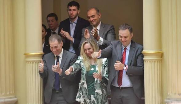 Adorni afuera y Santilli adentro: el giro que sacude la interna libertaria