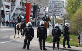 Hunderte einsatzkräfte der polizei sind gegen kriminelle großfamilien in nrw vorgegangen. Fan Auseinandersetzung Am Stadion Radio Leverkusen
