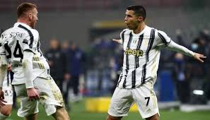 وفي الشوط الثاني من المباراة، ظل يوفنتوس مُتأخرًا في النتيجة حتى الدقيقة 80، ثم سجّل رونالدو هدف التعادل للسيدة من ركلة جزاء في الدقيقة 83، ثم في الدقيقة 89 عاد رونالدو لهز شباك الحارس سكوفيت بالهدف الثاني له وللبيانكونيري. ÙƒØ±ÙŠØ³ØªÙŠØ§Ù†Ùˆ Ø±ÙˆÙ†Ø§Ù„Ø¯Ùˆ 38 ÙŠÙˆÙÙ†ØªÙˆØ³ ÙŠØ¬Ù‡Ø² Ø¹Ù‚Ø¯Ø§ Ø¬Ø¯ÙŠØ¯Ø§ Ù„Ù„Ø£Ø³Ø·ÙˆØ±Ø©