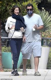 Adam sandler is arguably one of the most hilarious and successful actors in hollywood. Adam Sandler Tragt Eine Maske Als Er Und Seine Frau Jackie Greifen Coffee To Go Ausflug In Malibu Aktuelle Boulevard Nachrichten Und Fotogalerien Zu Stars Sternchen