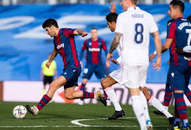 Real madrid achieve their third victory of the season with goals from vinícius jr in the first half and from benzema in the final minutes of the match. Qet4lq4pdieoem