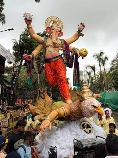 Identify the Mandals in this throwback pic 😉 Some Old memories with joyful and beautiful moments #mumbaikar #bappaamcha #GaneshChaturthi #oldschool [ Ganpati Bappa Morya ,Ganesh Utsav Vibes, Ganpati Darshan ,Mumbai Ganpati, Bappa Blessings,