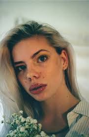 Mia Dickson's Instagram, Twitter & Facebook