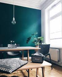 Teal Steelt De Show In Dit Appartement In Hamburg Appartement De Dit Hamburg Show Steelt Te Dark Living Rooms Dark Green Living Room Living Room Green