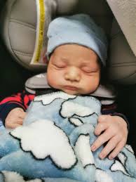 Notre beau Logan est venu au monde le 5 avril à 23h55. Un beau grand garçon  de 58 cm, 9.3lbs. ❤️❤️❤️