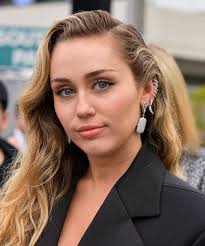 Miley Cyrus Is Making The Shaggy Mullet Happen For 2020 In 2020 Miley Cyrus Hair Miley Cyrus Miley