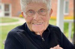 Elisa Powell's Instagram, Twitter & Facebook