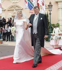 Albert de monaco était, lui, habillé. Charlene Wittstock Sa Robe De Mariee Signee Giorgio Armani