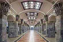Die hallen sind mit mosaiken, basreliefs, kronleuchtern, säulen und skulpturen ausgestattet. Metro Sankt Petersburg Wikipedia
