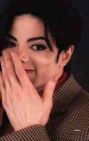 Michael Jackson is the artist who shows the least airs I have ever seen,  yet has the most regal demeanor. This is a legend.