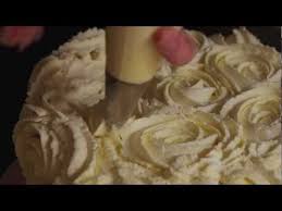 30 recettes de gâteaux super faciles > 55 cupcakes pour vous faire craquer fête réussie ! Decoration De Gateau Comment Faire Un Ravissant Glacage En Roses En 10mn Youtube