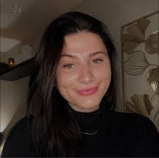 Evie Cook's Instagram, Twitter & Facebook