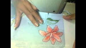 Pembuatan ragam hias bordir dapat dilakukan dengan beberapa cara seperti bordir manual menggunakan tangan atau lebih dikenal dengan gambar di atas merupakan salah satu. Belajar Bordir Membuat Bunga Dan Daun Dengan Cara Di 39 Sereet 39 Youtube Pola Bordir Sulaman Manik Manik