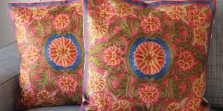 ابتكري وتفنني في تنسيق وسائد الكنب مع هذه النصائح من مجلة البيت