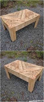 Tetapi banyak tukang kerajinan sering menggunakan reka bentuk siap untuk. Easy And Unique Wood Pallets Coffee Table Pallet Wood Coffee Table Wood Table Diy Coffee Table Woodworking Plans