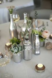 Tischdeko Hochzeit Selbstgemacht Alte Flaschen Silberne Spruhfarbe Mehr Tischdekoration Hochzeit Silberhochzeit Deko Hochzeitstischdekoration