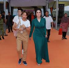 Her parents are siamese and malay. Ruangan Komen Uqasha Senrose Diserang Kerana Isu Baju Ketat Media Hiburan