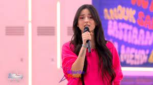 Excellente évaluation d'Ambre qui joue la fille qui a un crush sur Victor  en chantant Coups et Blessures des BB Brunes. #StarAcademy
