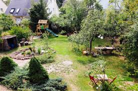 Dann haben wir grauen groben schotter mit schubkarren aufgebracht, gewässert und mit einer rüttelmaschine verdichtet Garden Makeover Vorher Nachher Unseres Gartens 1 Spielhaus Spielwiese Eat Blog Love