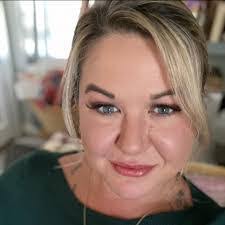 Amanda Gamblin's Instagram, Twitter & Facebook