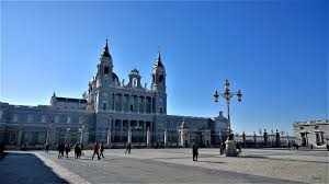 Catedral De Santa Maria La Real De La Almudena Madrid La Catedral De La Almudena Desde El Patio De Armas Del Palacio Real Madrid Catedral Palacio Real De Madrid Monumentos