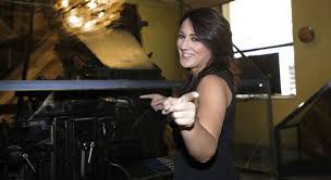 Francesca manzini ha esordito ieri sera a tale e quale show in qualità di concorrente della nuova edizione a striscia la notizia, francesca manzini torna a imitare mara venier. Francesca Manzini Dalla Radio Al Grande Schermo L Imitatrice Romana Recitera Nel Nuovo Film Di Verdone