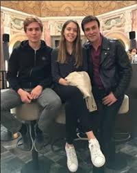 Sara carreira, de 21 anos, filha do cantor tony carreira, morreu ao fim da tarde deste sábado, na sequência de um acidente automóvel, quando regressava a lisboa. Ja Viu Como Esta Crescida A Filha De Tony Carreira Nacional Flash