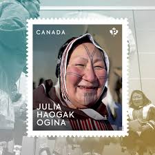 Un nouveau timbre rend hommage à Julia Haogak Ogina, autrice et professeure  de danse du tambour accomplie