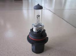 Elektrik mengalir melalui filamen yang berada di dalam mentol; Apa Itu Lampu Halogen Dan Apa Perbedaannya Dengan Lampu Biasa Lks Otomotif