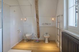 Helle Farben Und Naturlich Materialien Sind Eine Gelungene Kombination Fur Eine Stilvolle Badezimmergestaltung Badezimmer Schone Badezimmer Traditionelle Bader