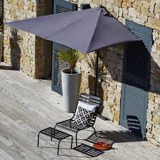 Trouvez Le Bon Amenagement Pour Un Balcon En Longueur Clematc En 2020 Parasol Terrasse Parasol Idees De Patio
