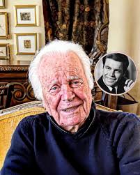 Hollywood Father's Day! Robert Wagner, 95, with his granddaughter, Clover,  13.