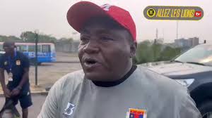 Le caoch de la République Centrafricaine crie au scandale d'âge des U17 du  Cameroun sont trop vieux. Il ne comprend pas qu'un jeune gardien de but de  17 ans puisse faire un dégagement qui dépasse le ...