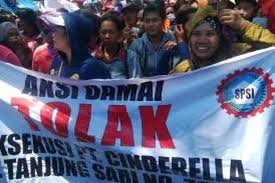 Mengintip pabrik sepatu milik david chalik. Pabrik Sepatu Akan Dieksekusi Ratusan Buruh Serbu Kantor Pengadilan