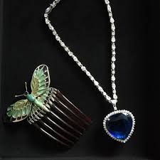 The necklace was worn by rose de witt bukater (as portrayed by kate winslet). Titanic Necklace And Comb Heart Of The Ocean Jewelry Jewelry Photography Women S Jewelry And Accessories