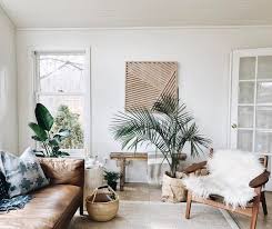 Salon A La Moda Blanco Plantas Materiales Naturales Y Mobiliario Vintage Casual Living Room Decor Modern Bohemian Living Room Boho Chic Living Room