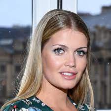 Lady kitty spencer, 28, the niece, of the late princess diana has discussed her feminist beliefs, desire to be independent and the harmful consequences of social media with harper's bazaar. Lady Kitty Spencer Tag 2 Der Hochzeitssause Doch Wo War Ihr Vater Gala De