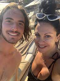 Με τον καλύτερο δυνατό τρόπο ξεκίνησε τις υποχρεώσεις του στη φετινή χωμάτινη σεζόν ο στέφανος τσιτσιπάς ο οποίος έχει μεγάλα όνειρα και. O Stefanos Tsitsipas Pozarei Me Thn Dj Antzela Pantelh Fwto