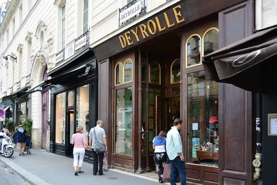 46 Rue du Bac – Une institution parisienne unique fondée en 1831, à la fois boutique de taxidermie, cabinet de curiosités et musée des sciences naturelles.