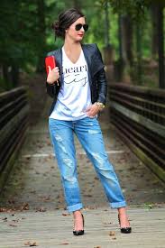 Chic Ways To Wear Slogan Shirts Boyfriend Jeans How To Wear Casual