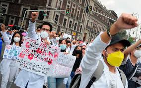 Ni una bata menos!". Médicos demandan seguridad para ejercer su profesión -  Pie de Página